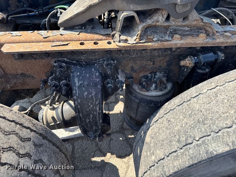 image for item YA2386 2017 Freightliner Cascadia 125 semi truck