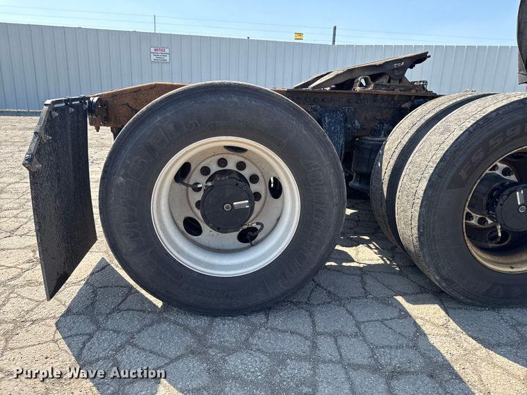 image for item YA2386 2017 Freightliner Cascadia 125 semi truck