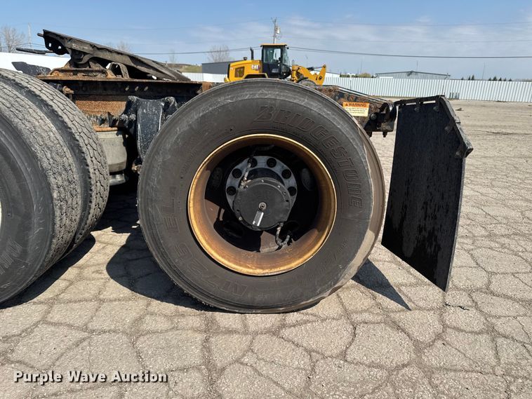 image for item YA2386 2017 Freightliner Cascadia 125 semi truck