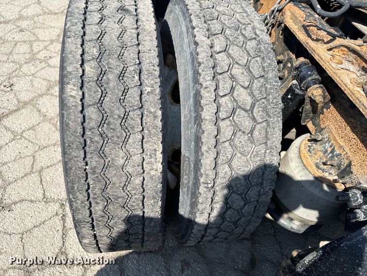 image for item YA2386 2017 Freightliner Cascadia 125 semi truck