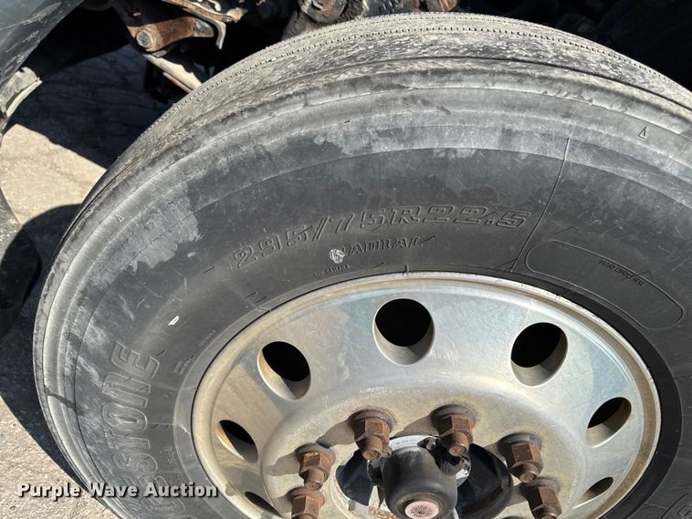 image for item YA2386 2017 Freightliner Cascadia 125 semi truck