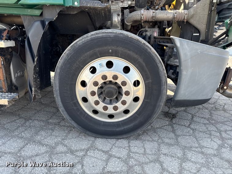 image for item YA2386 2017 Freightliner Cascadia 125 semi truck