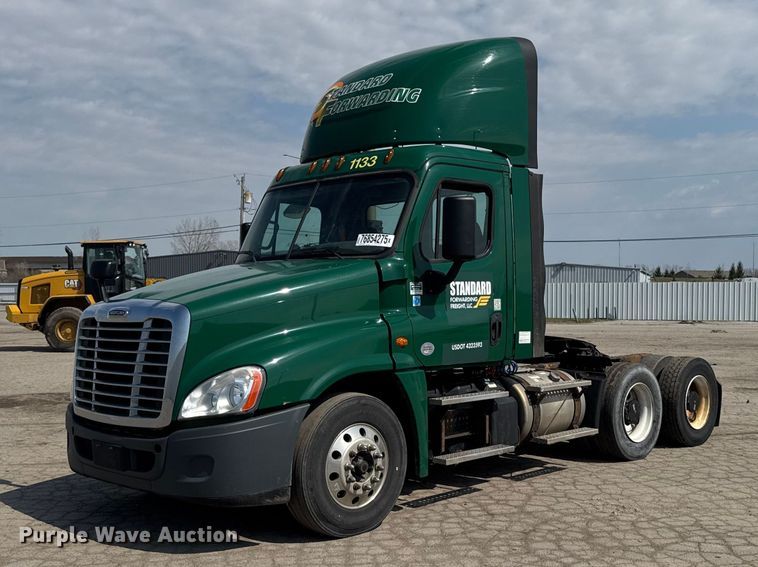 image for item YA2387 2017 Freightliner Cascadia 125 semi truck