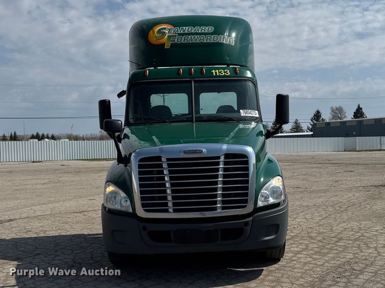 image for item YA2387 2017 Freightliner Cascadia 125 semi truck