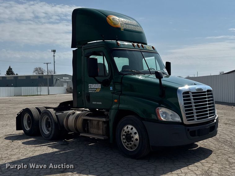 image for item YA2387 2017 Freightliner Cascadia 125 semi truck