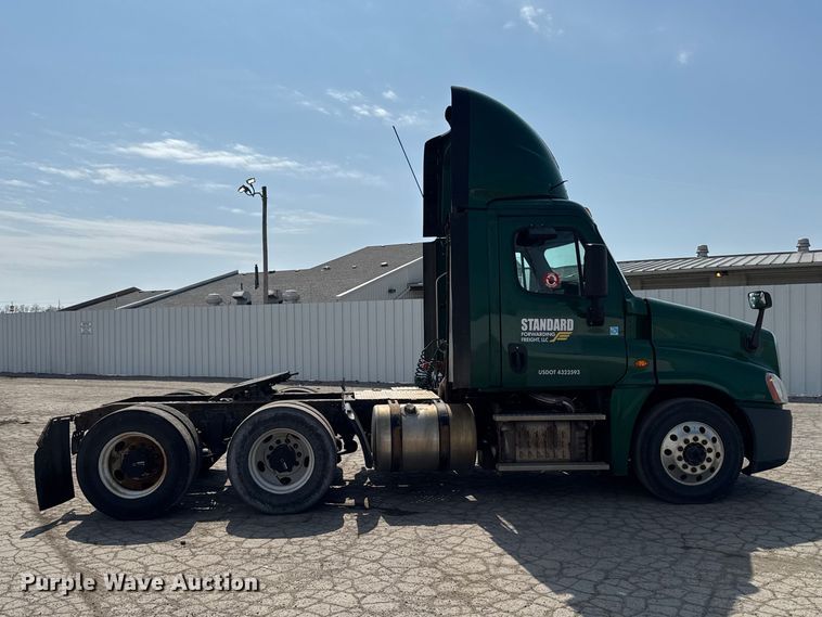 image for item YA2387 2017 Freightliner Cascadia 125 semi truck