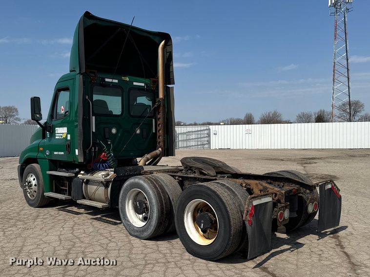 image for item YA2387 2017 Freightliner Cascadia 125 semi truck