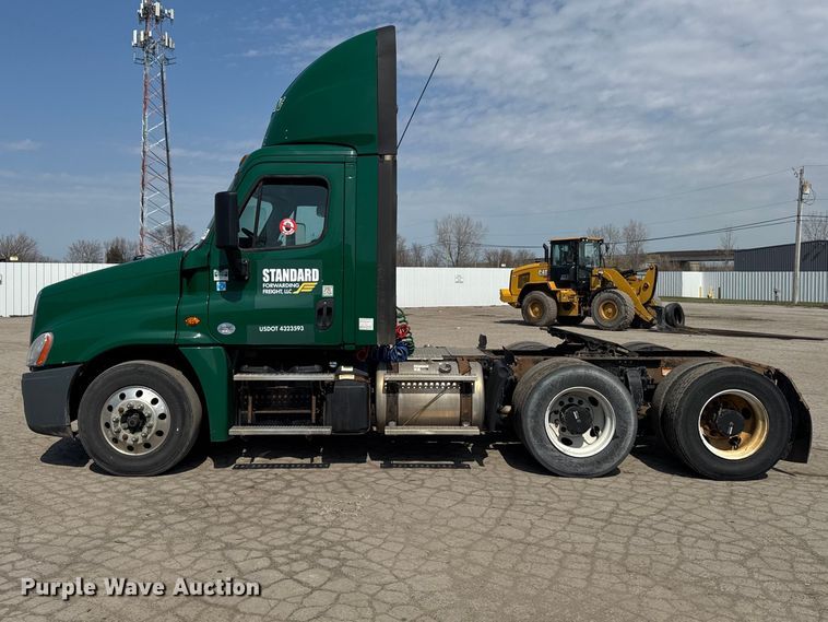 image for item YA2387 2017 Freightliner Cascadia 125 semi truck