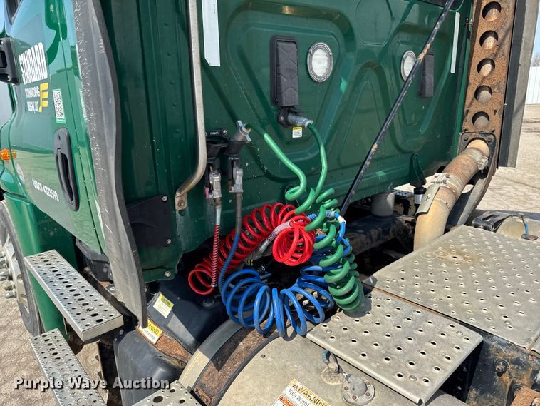 image for item YA2387 2017 Freightliner Cascadia 125 semi truck