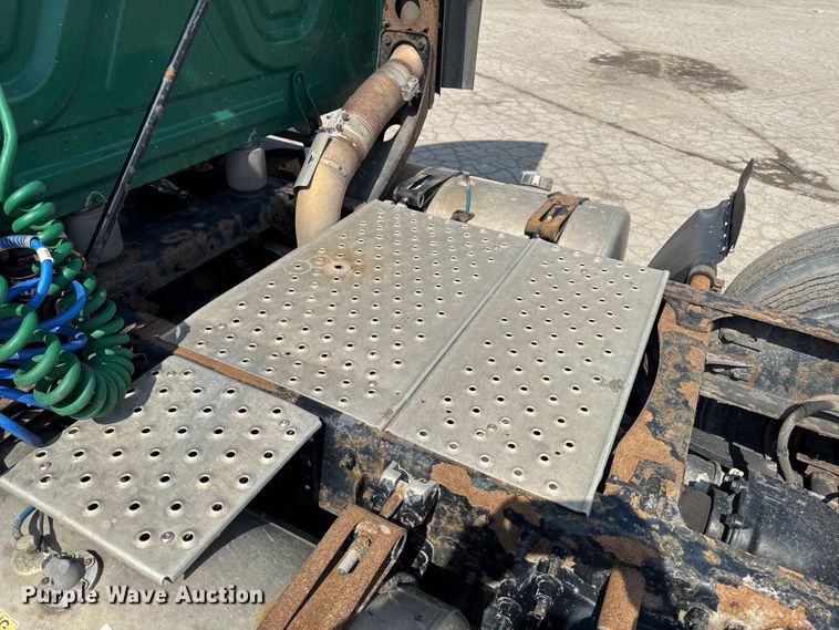 image for item YA2387 2017 Freightliner Cascadia 125 semi truck