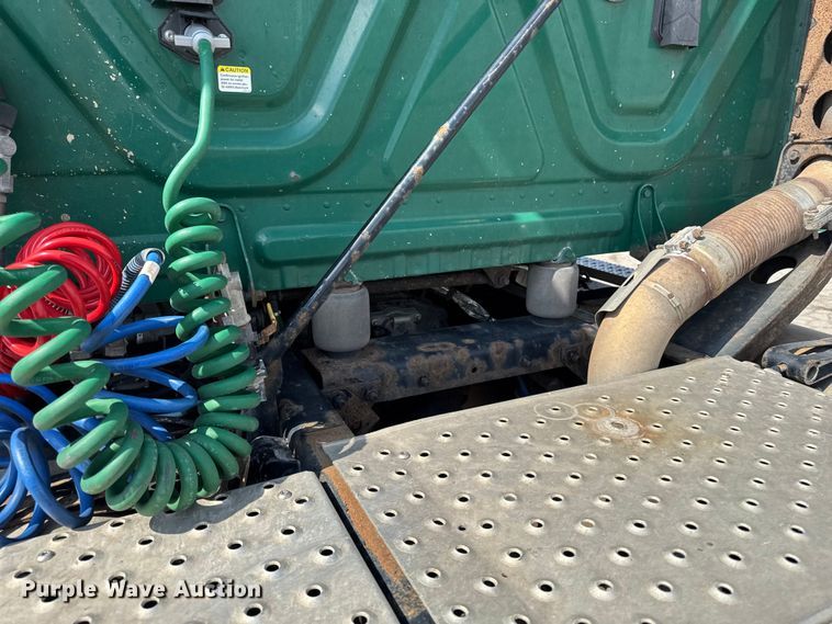 image for item YA2387 2017 Freightliner Cascadia 125 semi truck