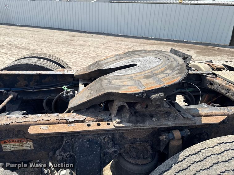 image for item YA2387 2017 Freightliner Cascadia 125 semi truck