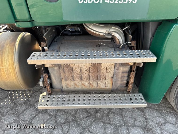 image for item YA2387 2017 Freightliner Cascadia 125 semi truck