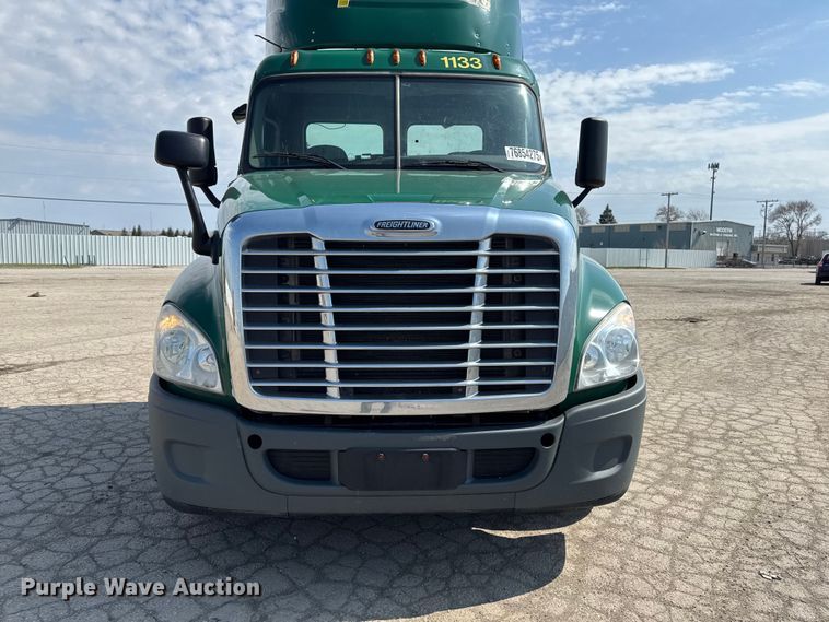 image for item YA2387 2017 Freightliner Cascadia 125 semi truck