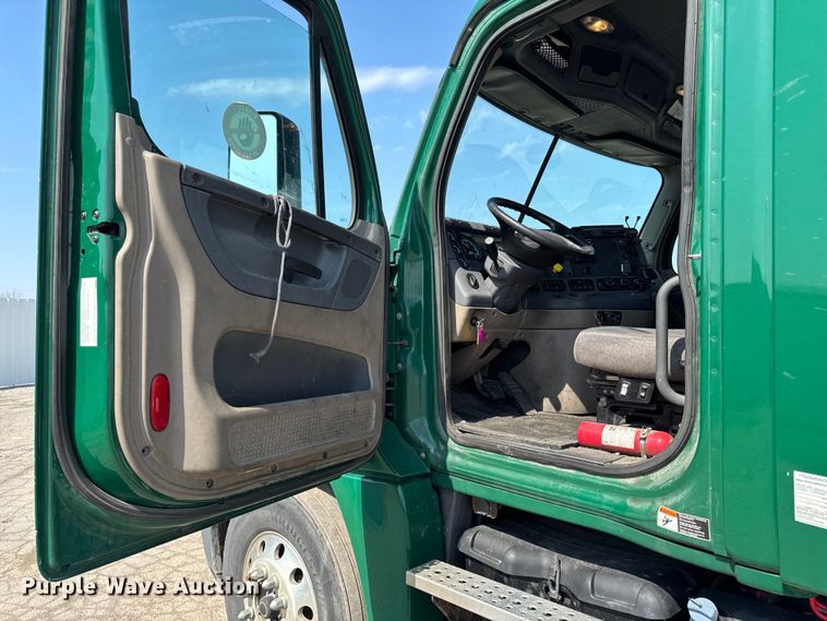 image for item YA2387 2017 Freightliner Cascadia 125 semi truck