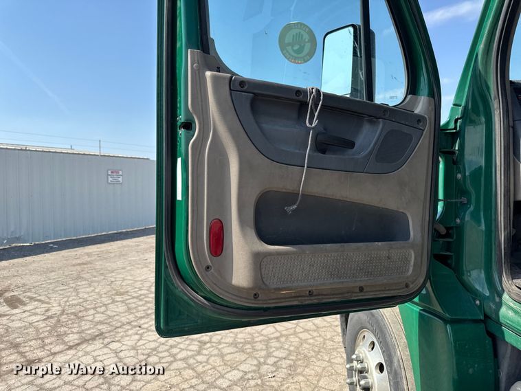 image for item YA2387 2017 Freightliner Cascadia 125 semi truck