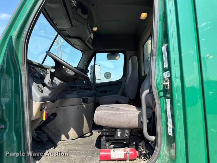 image for item YA2387 2017 Freightliner Cascadia 125 semi truck