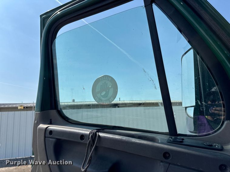 image for item YA2387 2017 Freightliner Cascadia 125 semi truck