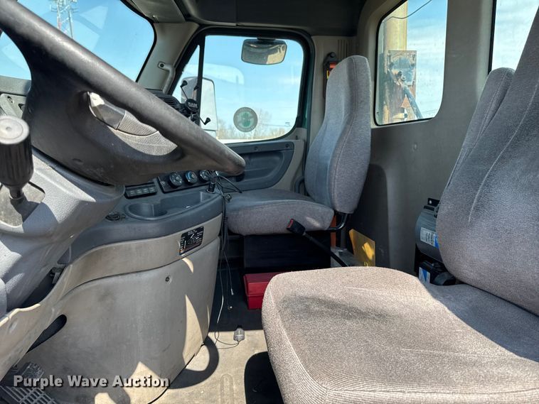 image for item YA2387 2017 Freightliner Cascadia 125 semi truck