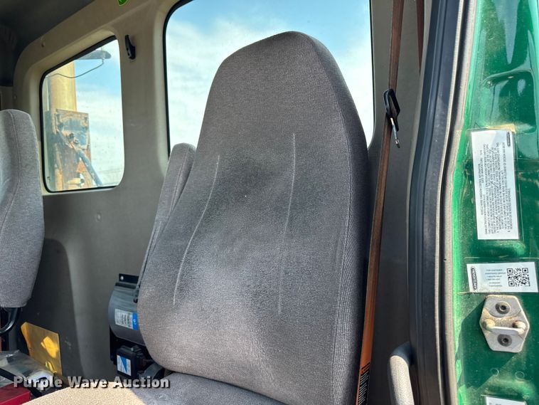 image for item YA2387 2017 Freightliner Cascadia 125 semi truck