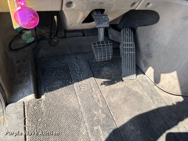 image for item YA2387 2017 Freightliner Cascadia 125 semi truck