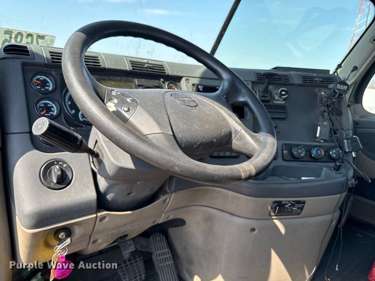 image for item YA2387 2017 Freightliner Cascadia 125 semi truck