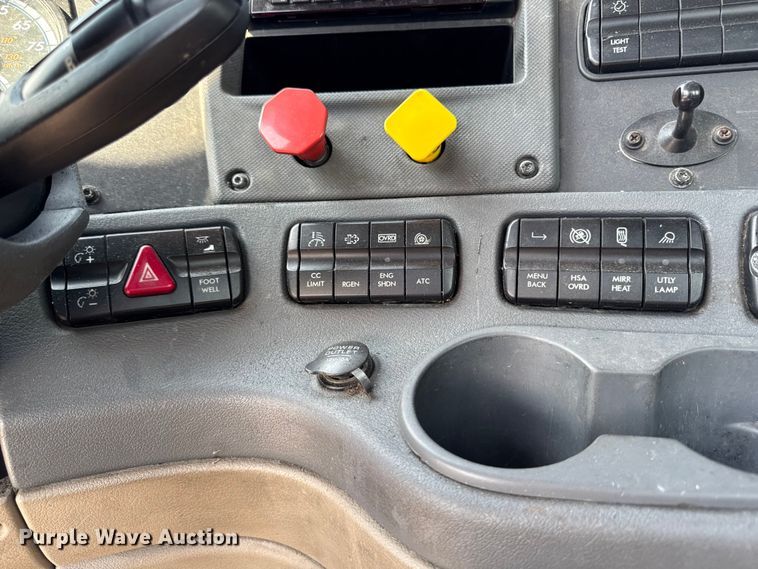 image for item YA2387 2017 Freightliner Cascadia 125 semi truck