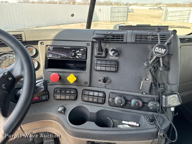 image for item YA2387 2017 Freightliner Cascadia 125 semi truck