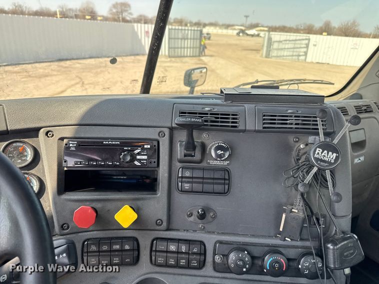 image for item YA2387 2017 Freightliner Cascadia 125 semi truck