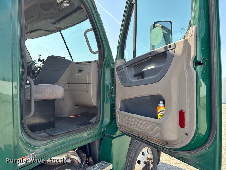 image for item YA2387 2017 Freightliner Cascadia 125 semi truck