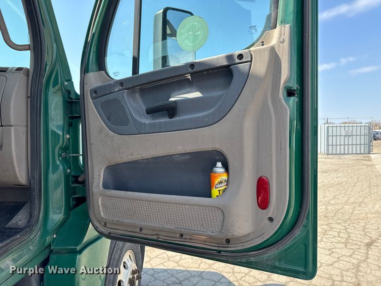 image for item YA2387 2017 Freightliner Cascadia 125 semi truck