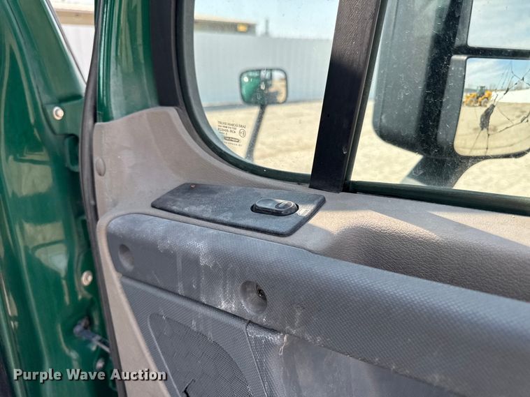 image for item YA2387 2017 Freightliner Cascadia 125 semi truck