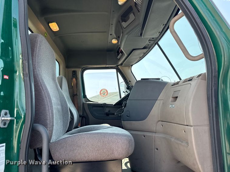 image for item YA2387 2017 Freightliner Cascadia 125 semi truck