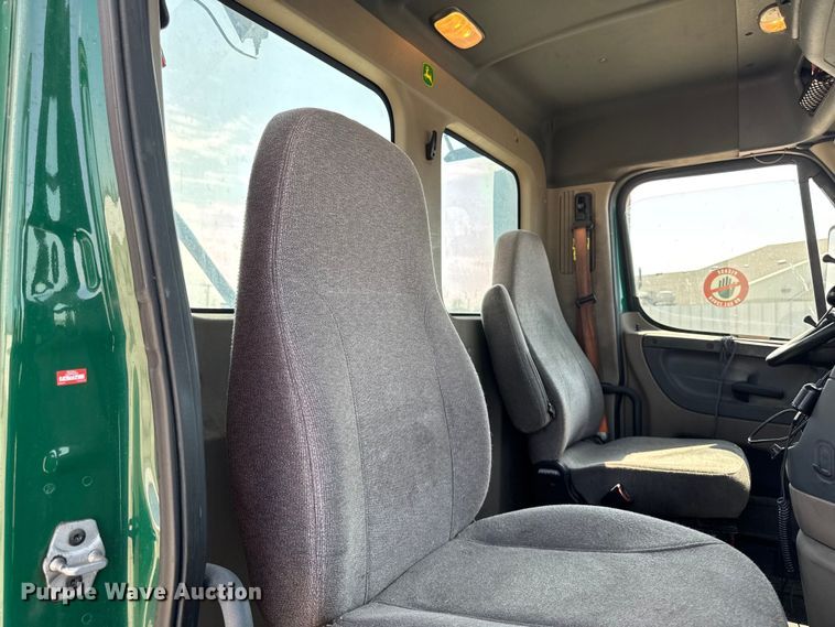 image for item YA2387 2017 Freightliner Cascadia 125 semi truck