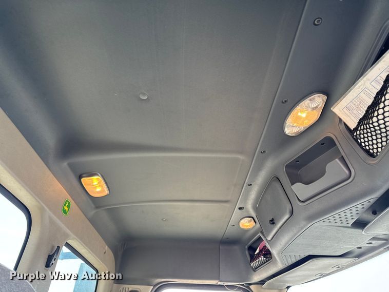 image for item YA2387 2017 Freightliner Cascadia 125 semi truck