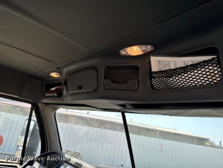 image for item YA2387 2017 Freightliner Cascadia 125 semi truck