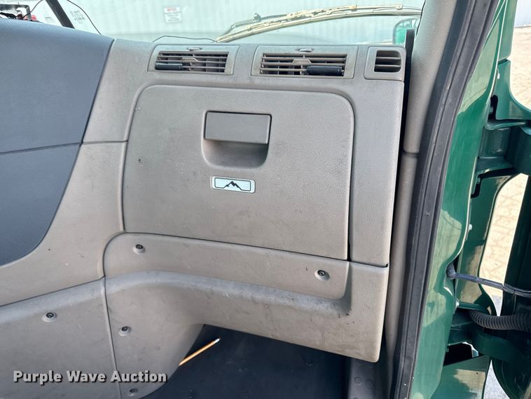 image for item YA2387 2017 Freightliner Cascadia 125 semi truck