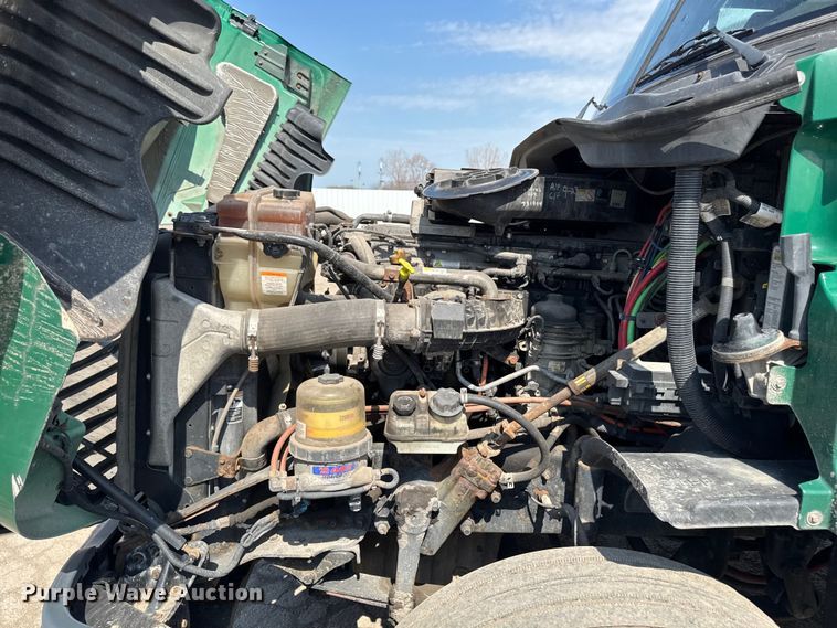 image for item YA2387 2017 Freightliner Cascadia 125 semi truck