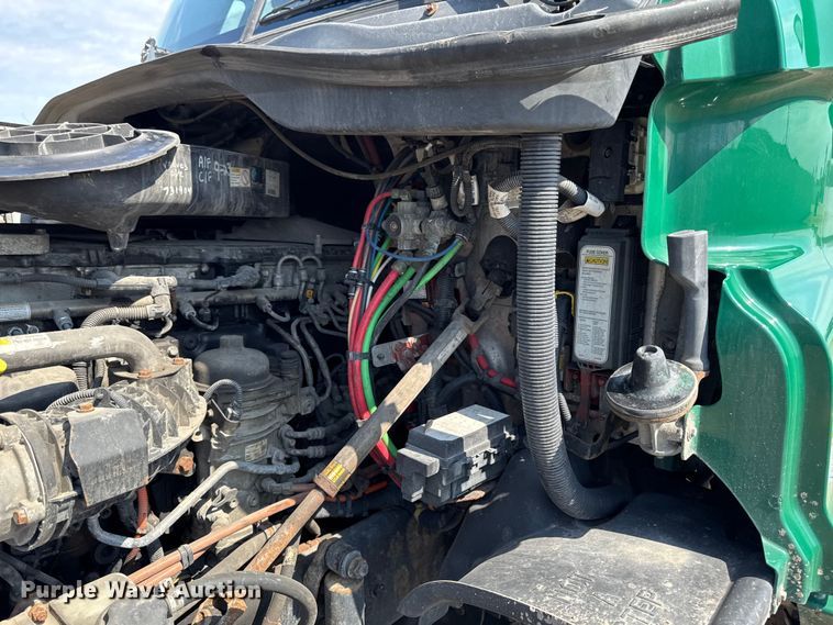 image for item YA2387 2017 Freightliner Cascadia 125 semi truck