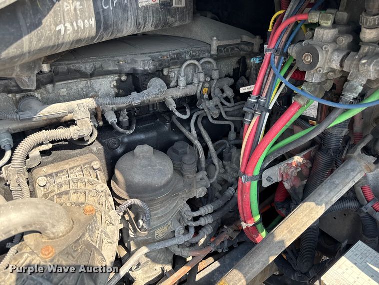 image for item YA2387 2017 Freightliner Cascadia 125 semi truck