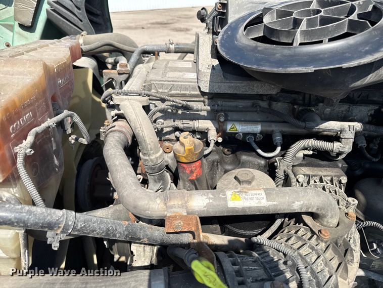 image for item YA2387 2017 Freightliner Cascadia 125 semi truck