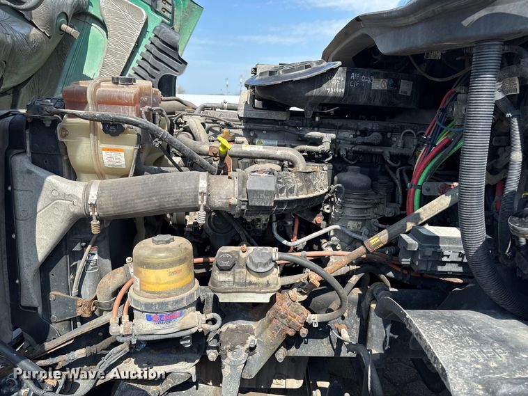 image for item YA2387 2017 Freightliner Cascadia 125 semi truck