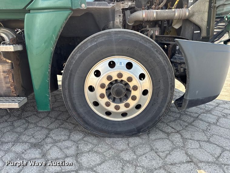 image for item YA2387 2017 Freightliner Cascadia 125 semi truck