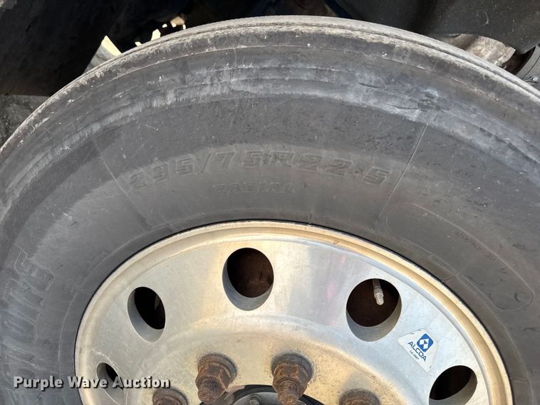 image for item YA2387 2017 Freightliner Cascadia 125 semi truck