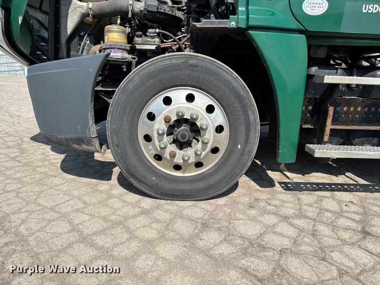 image for item YA2387 2017 Freightliner Cascadia 125 semi truck