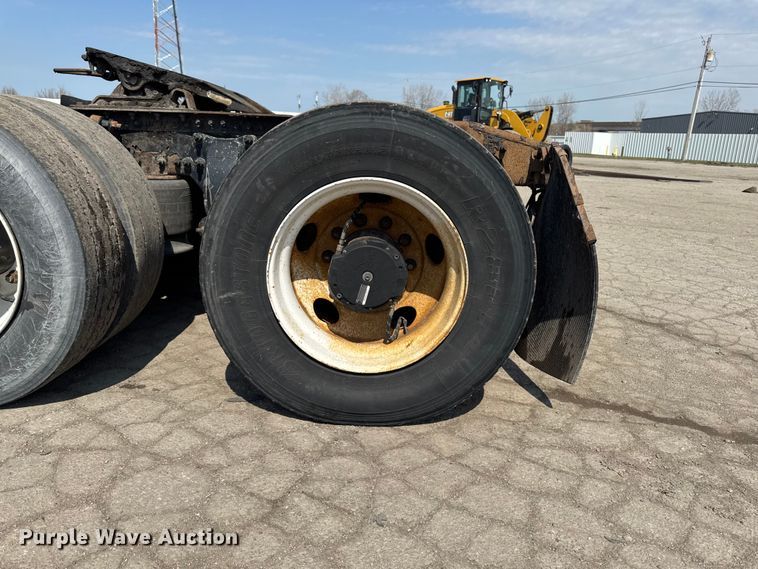 image for item YA2387 2017 Freightliner Cascadia 125 semi truck