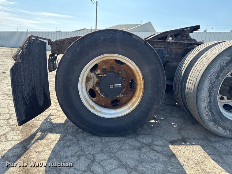 image for item YA2387 2017 Freightliner Cascadia 125 semi truck