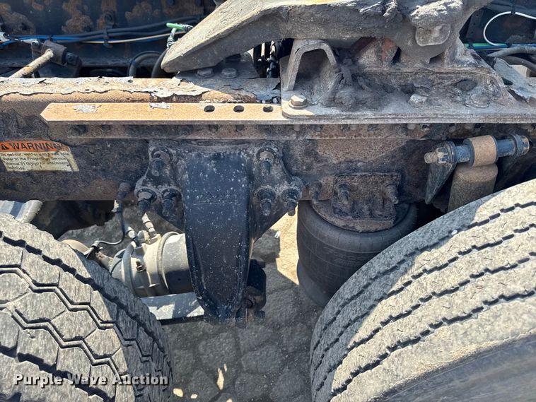 image for item YA2387 2017 Freightliner Cascadia 125 semi truck