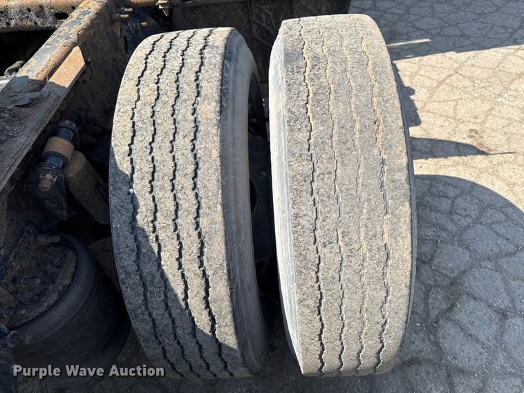 image for item YA2387 2017 Freightliner Cascadia 125 semi truck