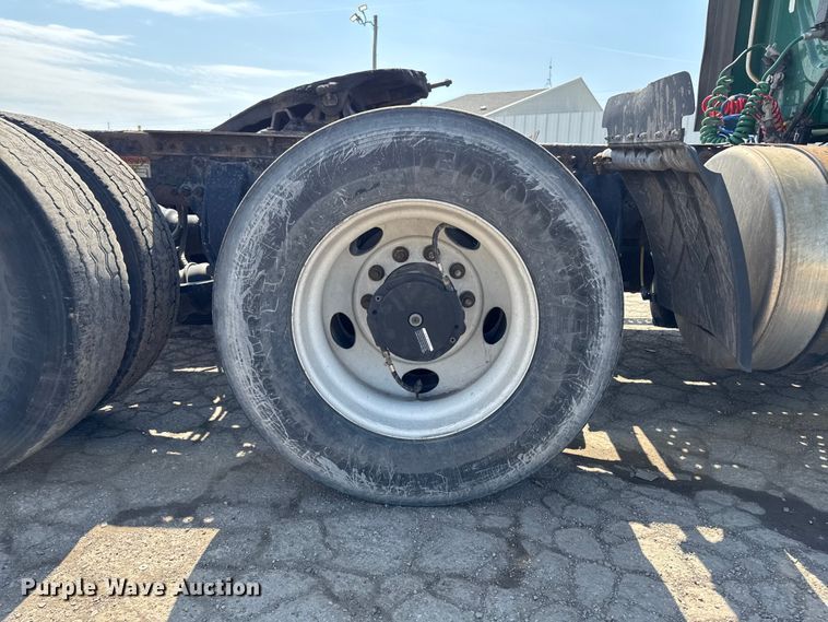 image for item YA2387 2017 Freightliner Cascadia 125 semi truck